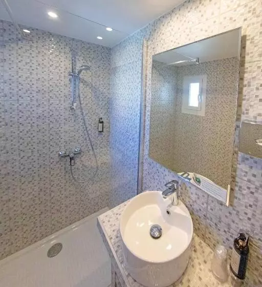 اتاق استاندارد با چشم‌انداز دریا, Hôtel Méditerranée