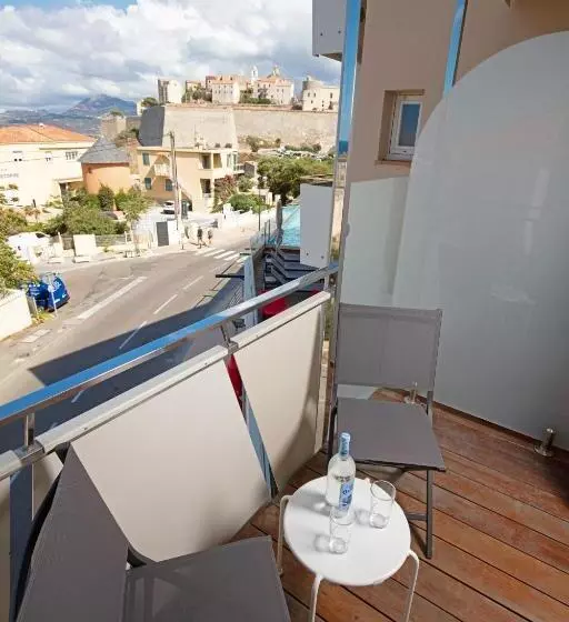 اتاق استاندارد با چشم‌انداز دریا, Hôtel Méditerranée