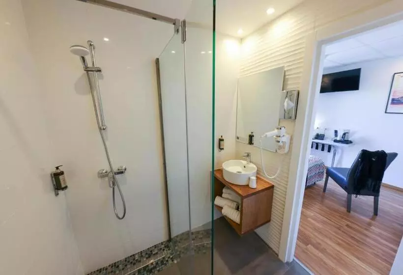 Economy Triple Room, Hôtel Méditerranée