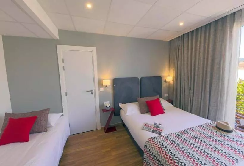 Economy Triple Room, Hôtel Méditerranée