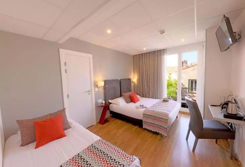 Economy Triple Room, Hôtel Méditerranée