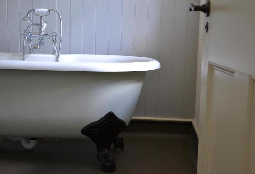 Talo 4 Makuuhuonetta, Plas Nanteos Mansion