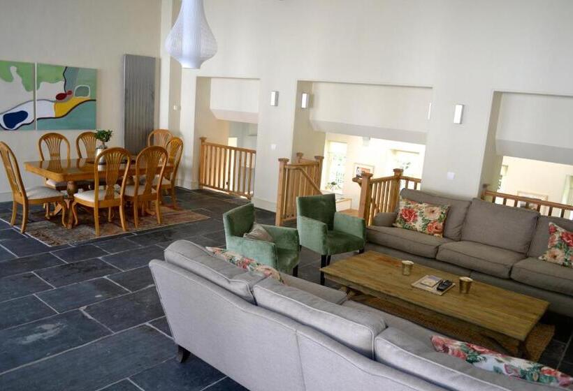 Talo 4 Makuuhuonetta, Plas Nanteos Mansion