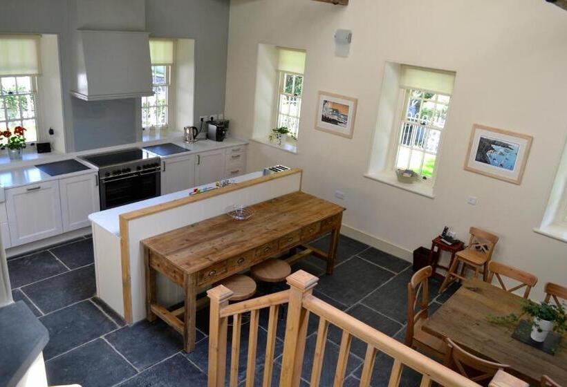 Talo 4 Makuuhuonetta, Plas Nanteos Mansion