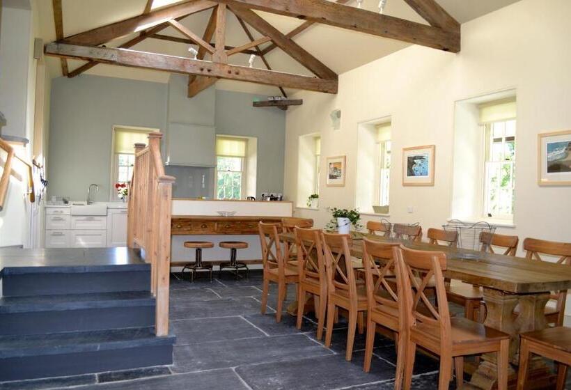 Talo 4 Makuuhuonetta, Plas Nanteos Mansion