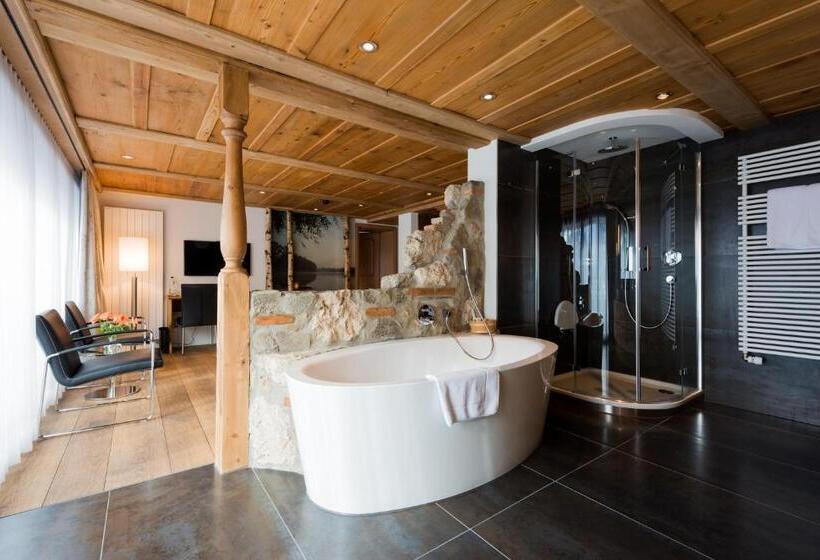 带观景的豪华年轻套房, Schonegg