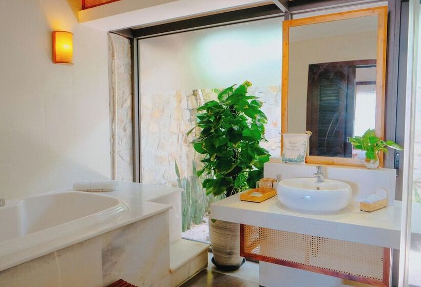 بانگلوی استاندارد, The Cliff Resort & Residences