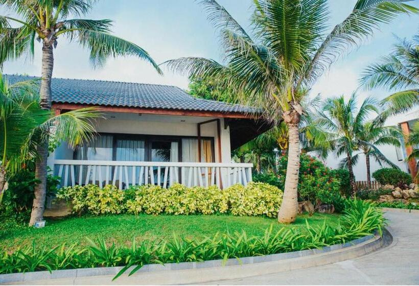 بانگلوی استاندارد, The Cliff Resort & Residences