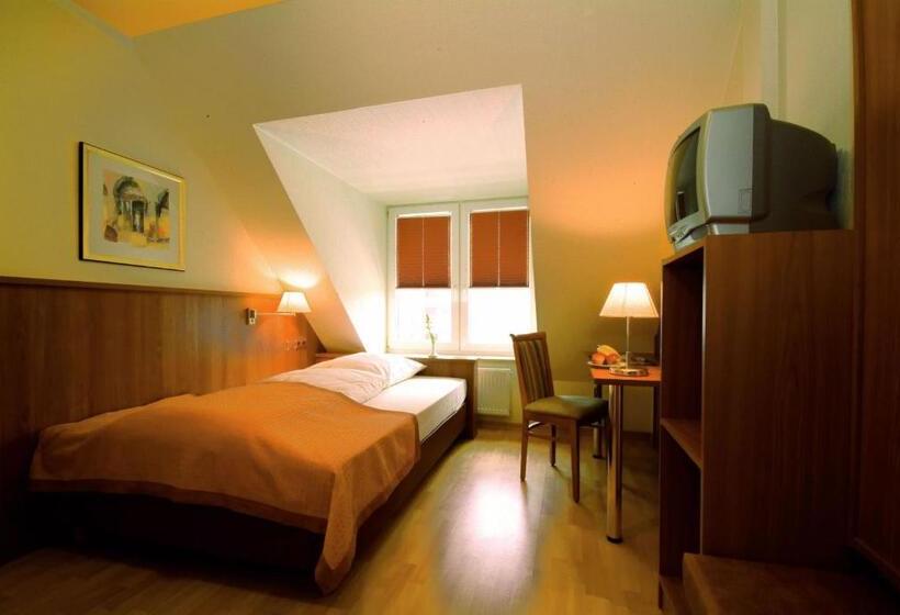 标准单人间, Traveller