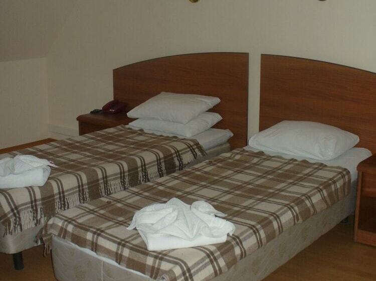 מיטה בחדר משותף, Victoria Palace