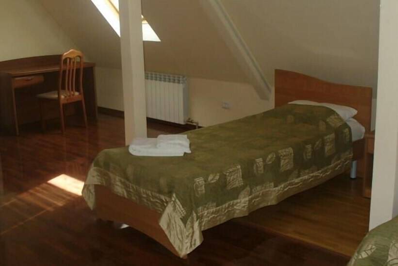 מיטה בחדר משותף, Victoria Palace