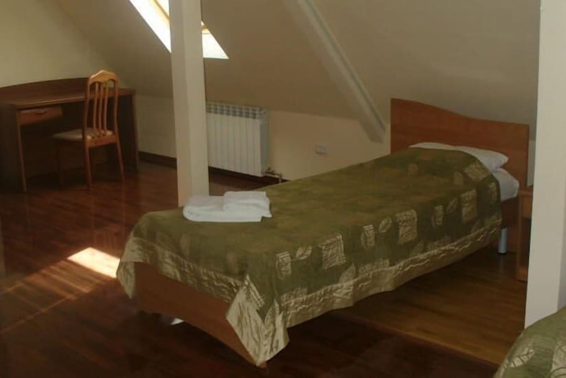 מיטה בחדר משותף, Victoria Palace