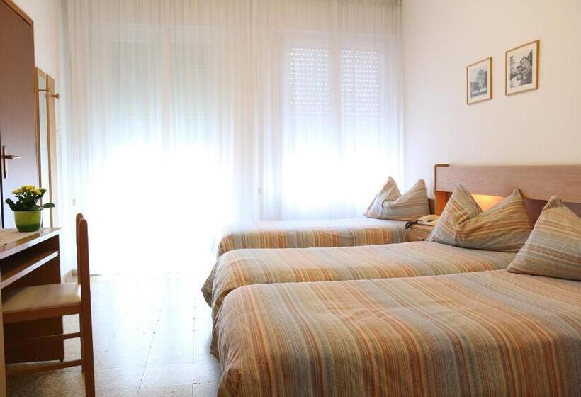 اتاق استاندارد سه تخته با بالکن, Villa Clara