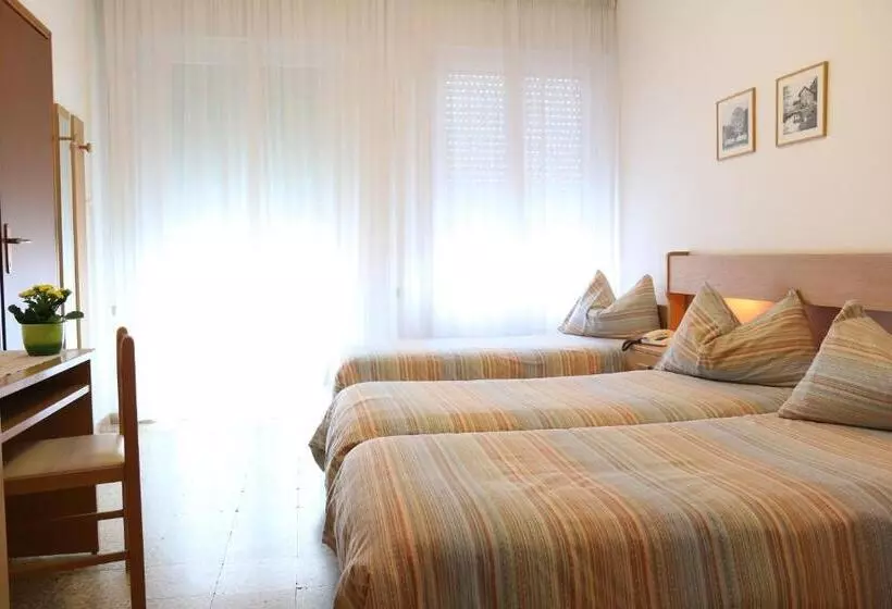 バルコニー付きスタンダードトリプルルーム, Villa Clara