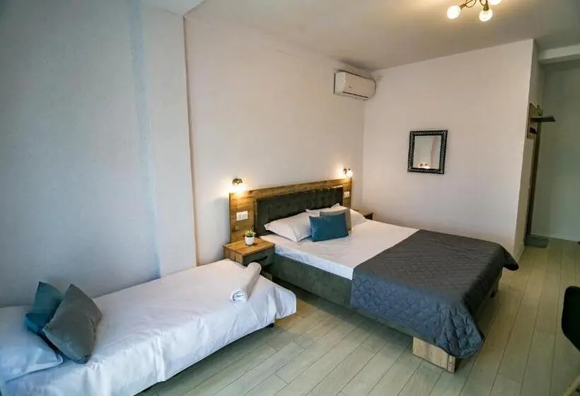 Habitació Triple Estàndard, Casa Adiman