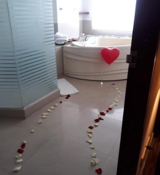 キングサイズベッドのスイートルーム, Aw Hotel Chipichape Urban