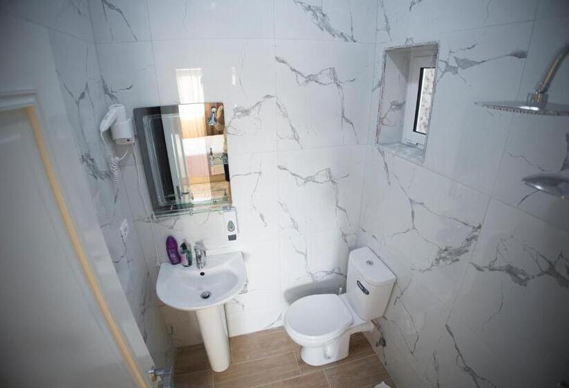 Economy Room, Vila Visi