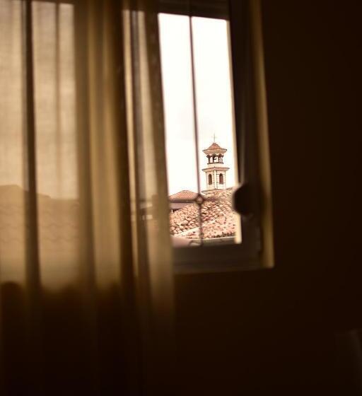 Economy Room, Vila Visi