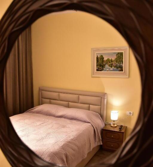 Economy Room, Vila Visi