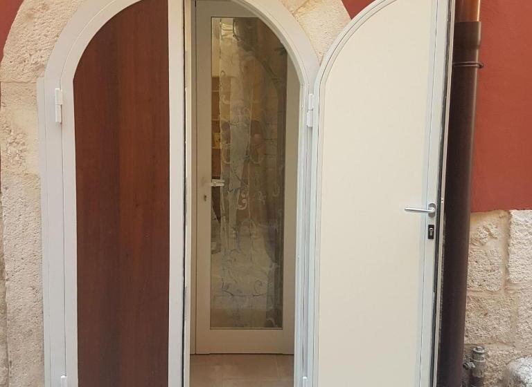 Economy Quadruple Room, Arco Della Luna