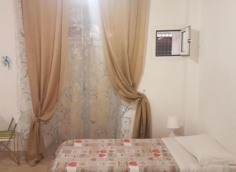 Economy Quadruple Room, Arco Della Luna