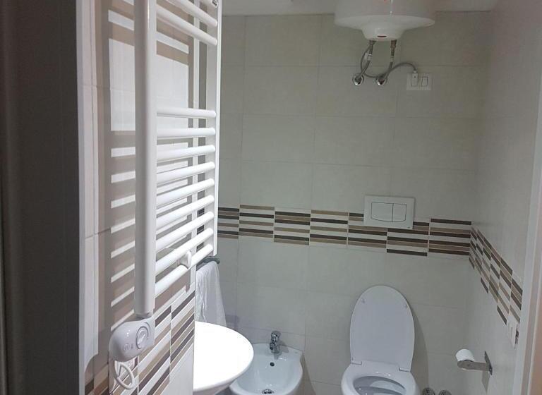 Economy Quadruple Room, Arco Della Luna