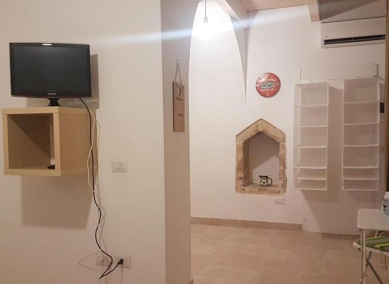 Economy Quadruple Room, Arco Della Luna