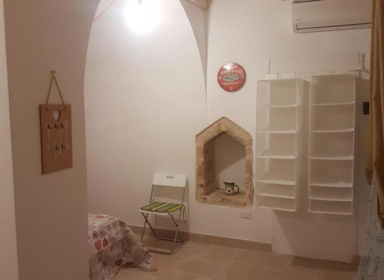 Economy Quadruple Room, Arco Della Luna