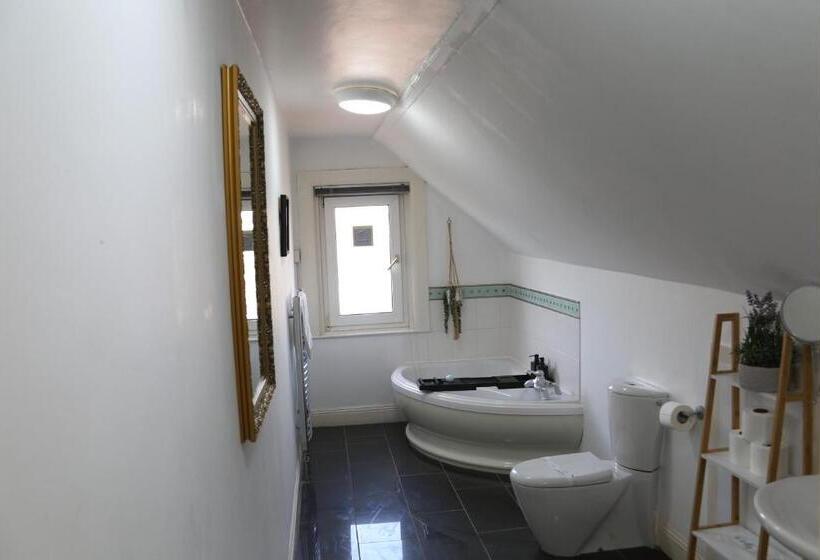 패밀리 스위트, The Mayfield Apartment