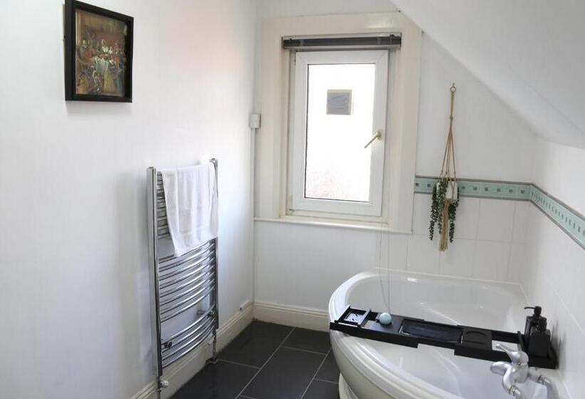 패밀리 스위트, The Mayfield Apartment