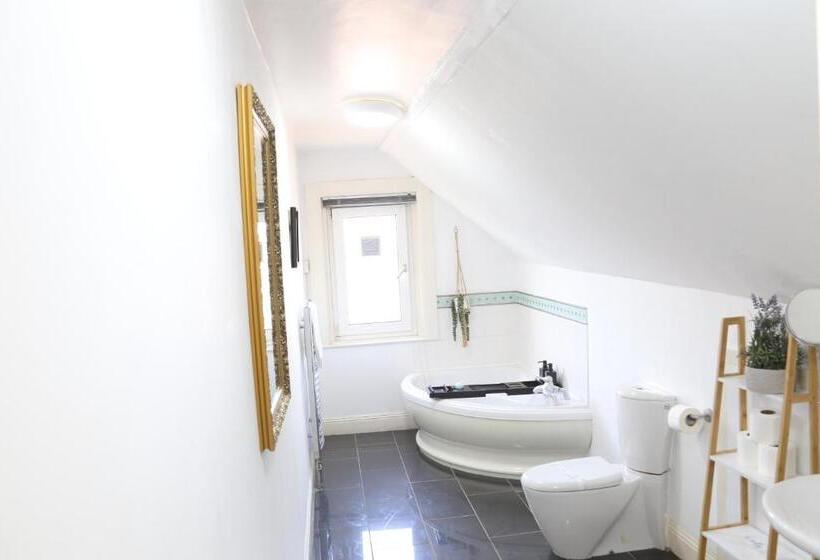 패밀리 스위트, The Mayfield Apartment