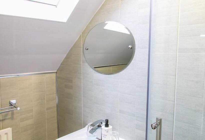 패밀리 스위트, The Mayfield Apartment