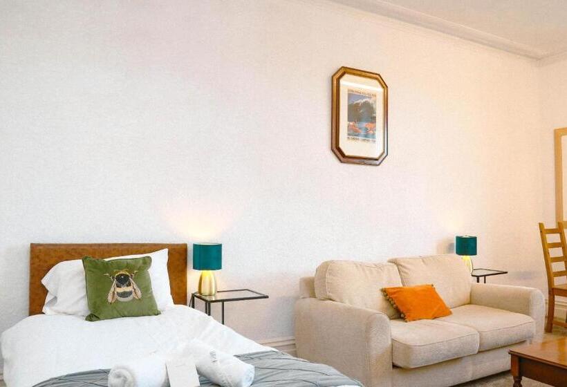 침실 2개 아파트, The Mayfield Apartment