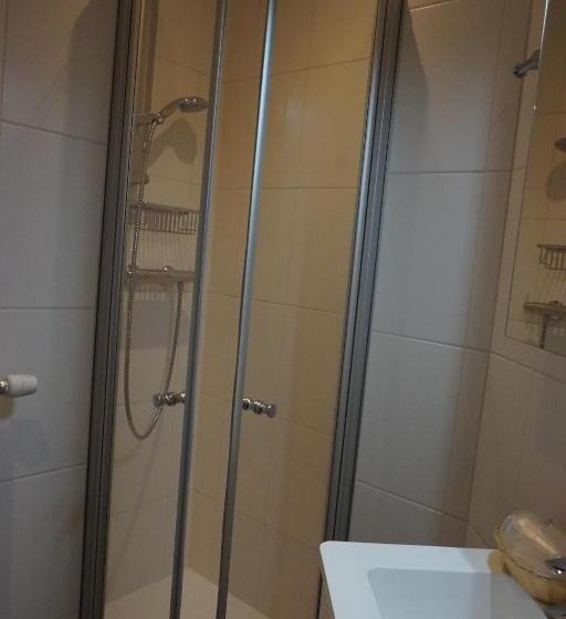 带大床的标准间, Asiris