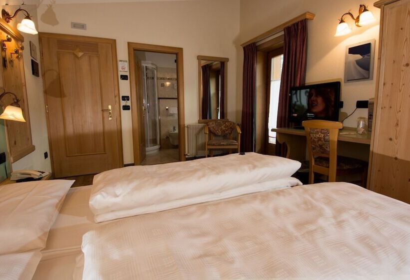 اتاق استاندارد سه نفره, Daniela