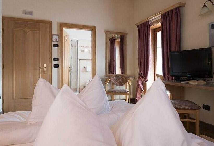 اتاق استاندارد سه نفره, Daniela