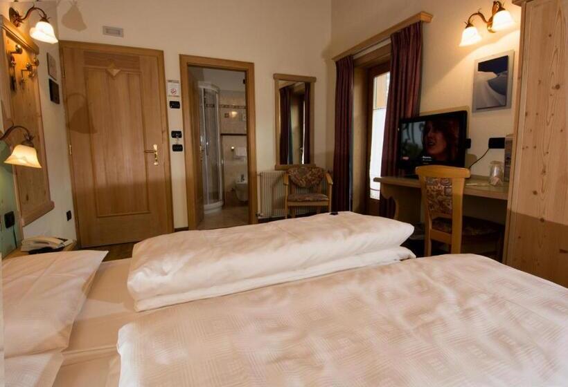 اتاق استاندارد سه نفره, Daniela