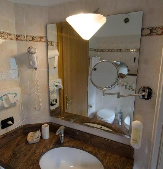 اتاق استاندارد سه نفره, Daniela