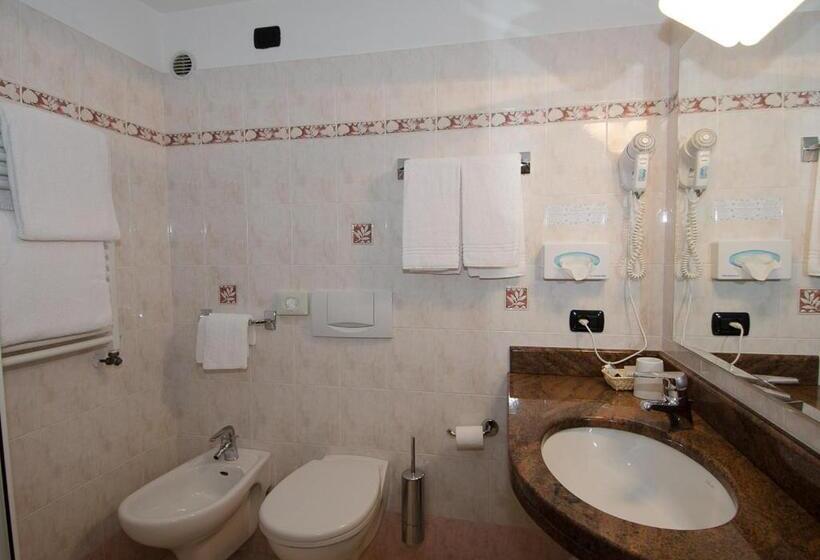 اتاق استاندارد سه نفره, Daniela