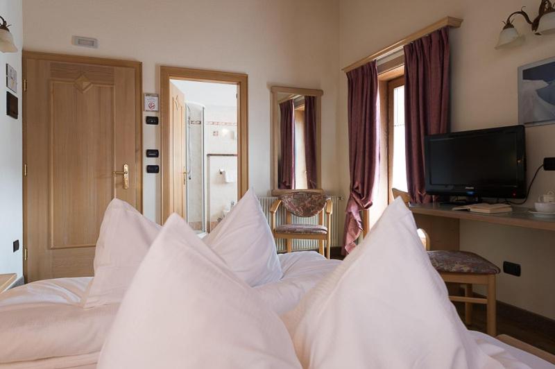 اتاق استاندارد سه نفره, Daniela