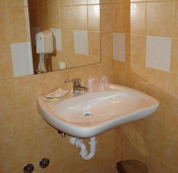 اتاق استاندارد سه نفره, La Campana D Oro