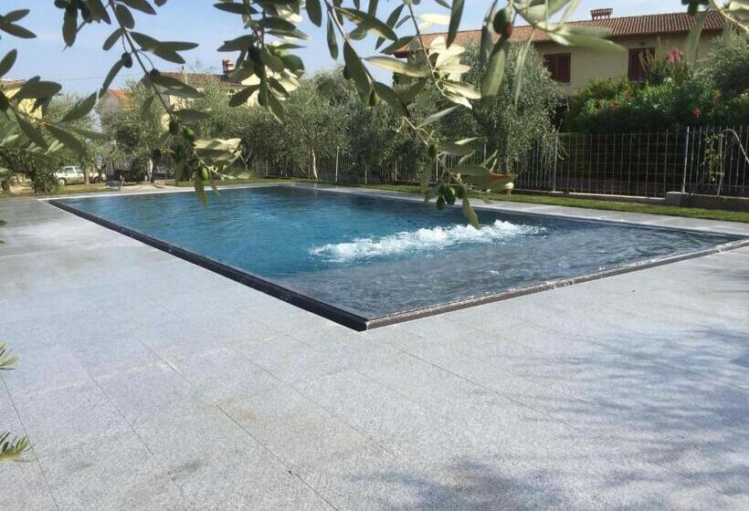 غرفة قياسية, La Pergola