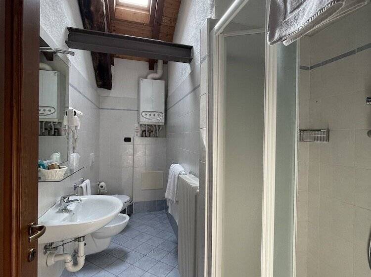 غرفة إدارية ثلاثية, Albergo La Torre