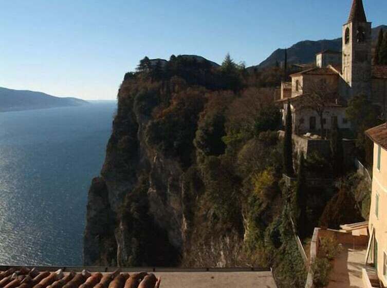 חדר קלאסי לשלושה, Miralago