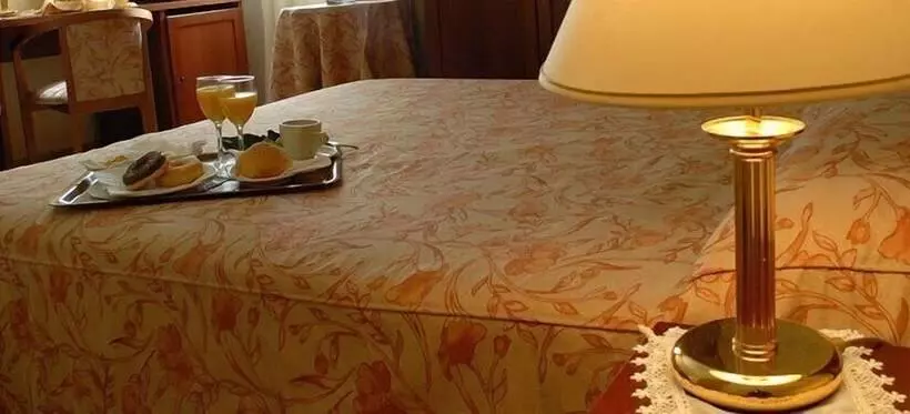スタンダードトリプルルーム, Scrivano