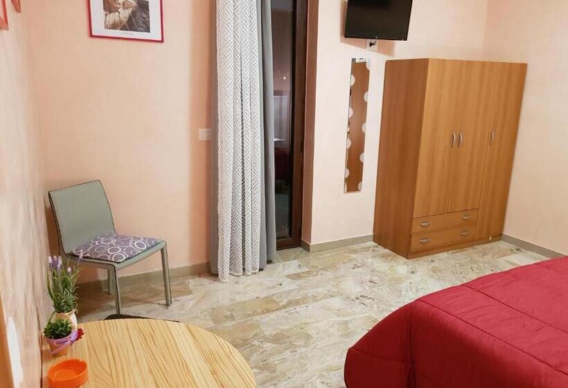 اتاق استاندارد, Happy House