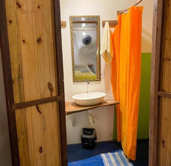 جناح مزوَّد بشرفة, Hostel Moreré