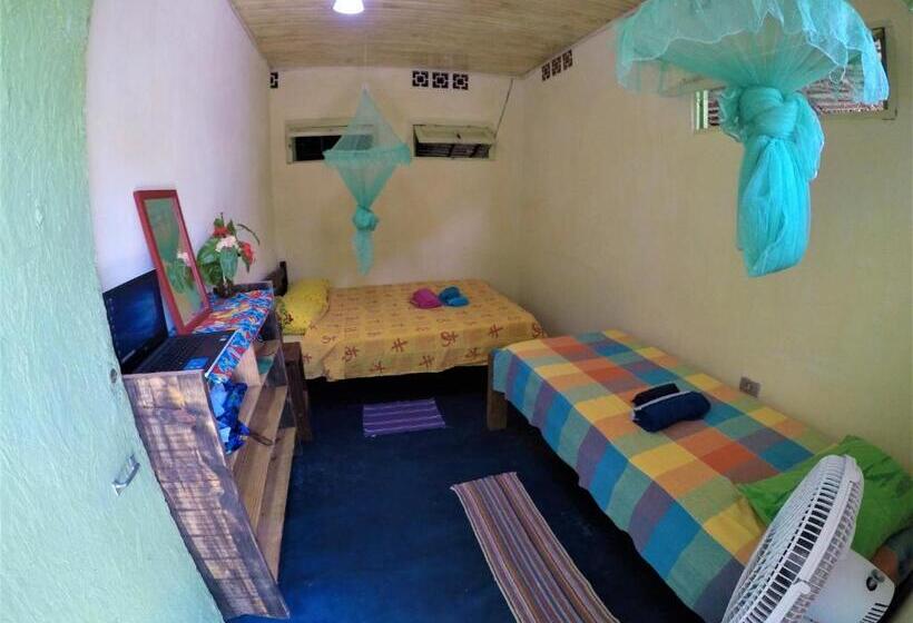 غرفة قياسية ثلاثية مع حمام خارجي, Hostel Moreré