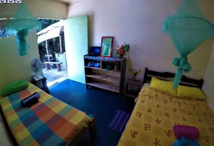 スタンダードトリプルルームの外観-バスルーム, Hostel Moreré