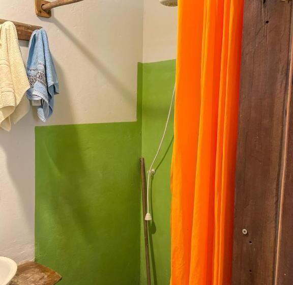 جناح مزوَّد بشرفة, Hostel Moreré